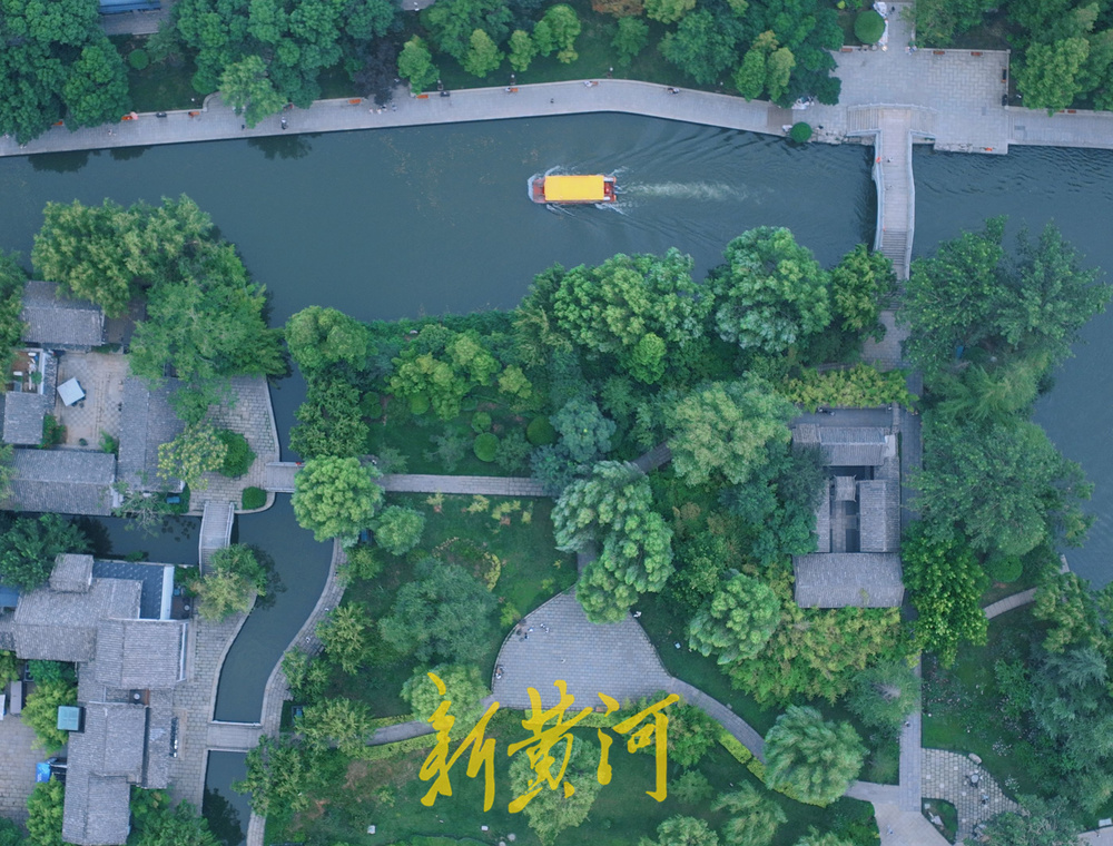 盛夏傍晚，游客乘船畅游大明湖享受自然凉  