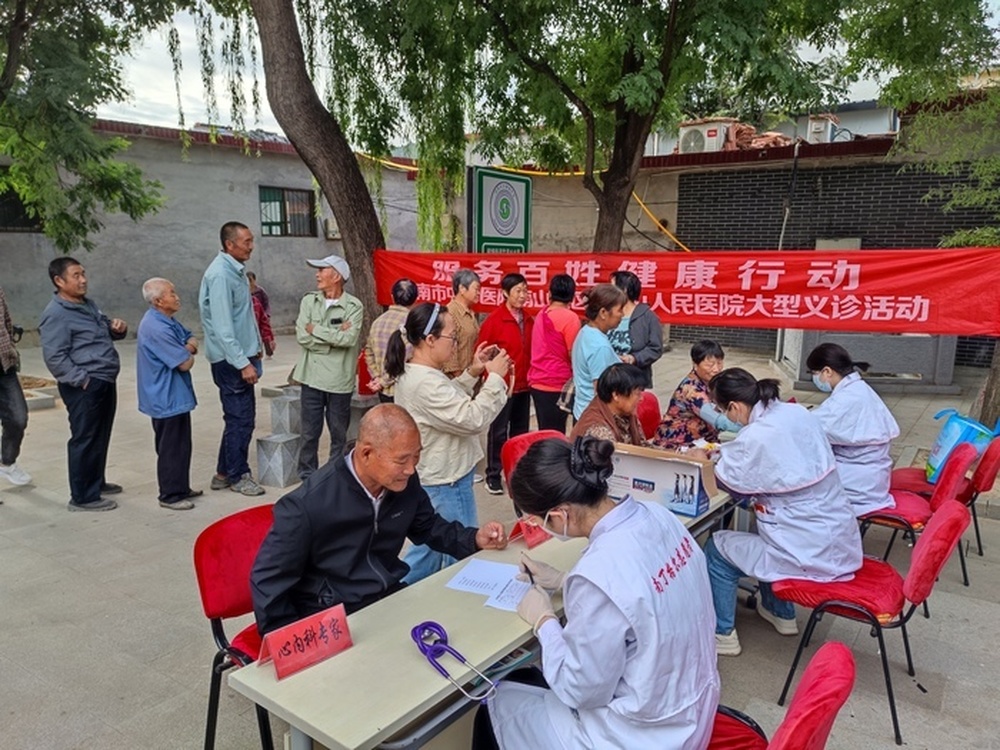 济南市南山人民医院文明实践志愿服务队走进突泉村开展秋季义诊