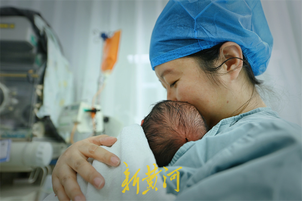 跨年夜，新生儿重症监护室护佑“新生”