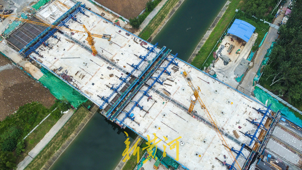 奥体中路北延双桥牵手跨河