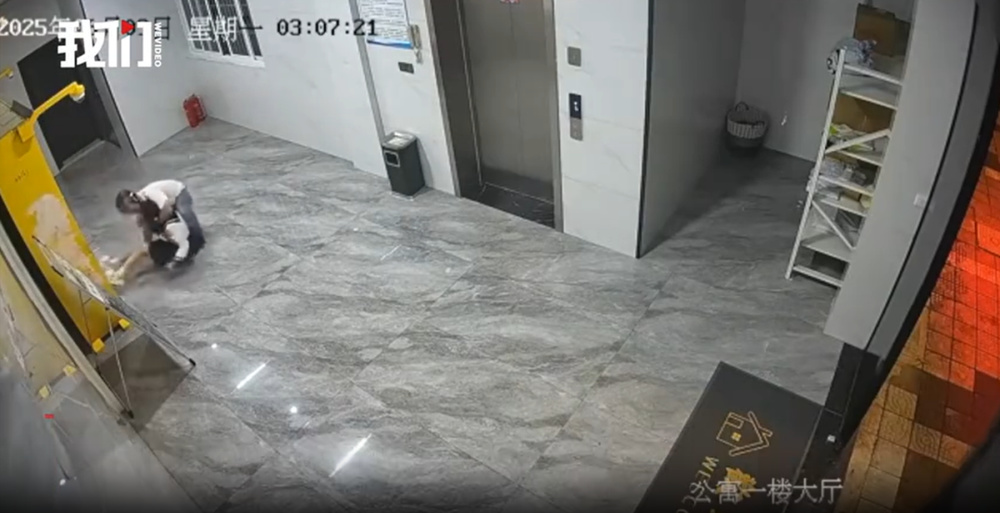 头盔男电梯厅猥亵女子，对明目张胆的作恶严惩到底