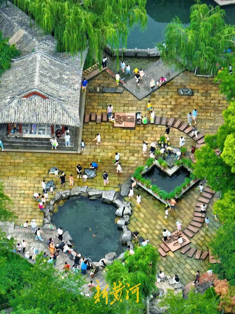 端午邂逅夏至，五龙潭青石板戏水纳凉绘泉城夏韵