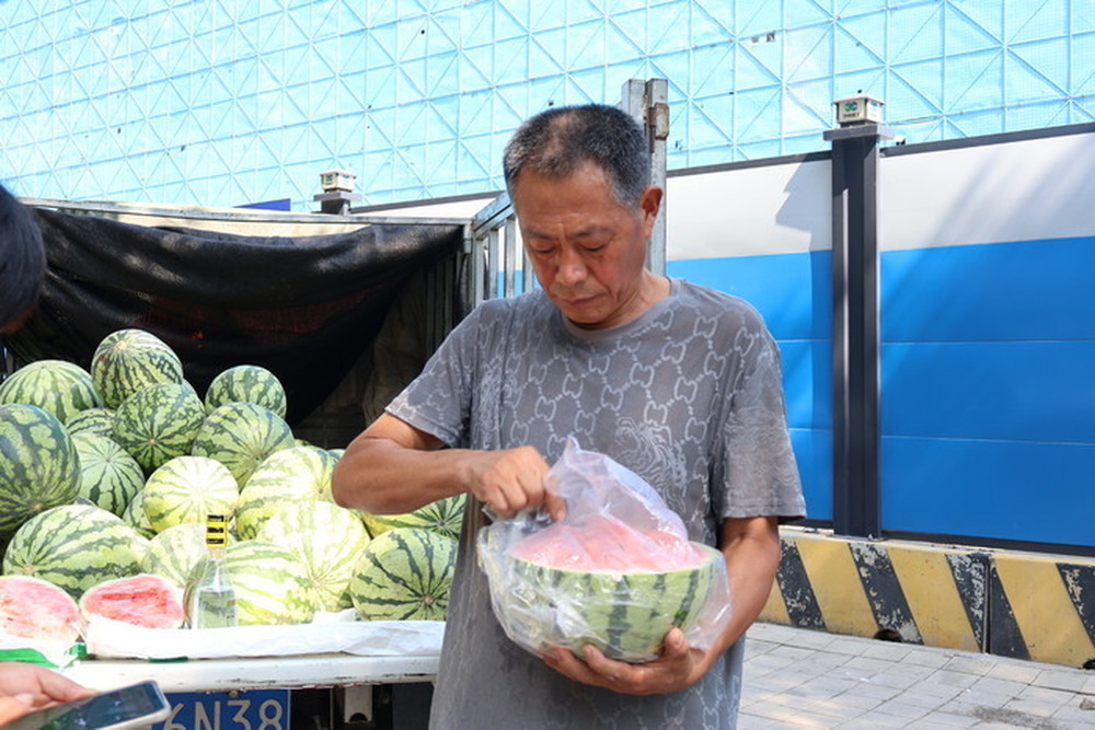 高温下的济南街头，瓜农守着“最甜”营生，扛起一家人的烟火生计