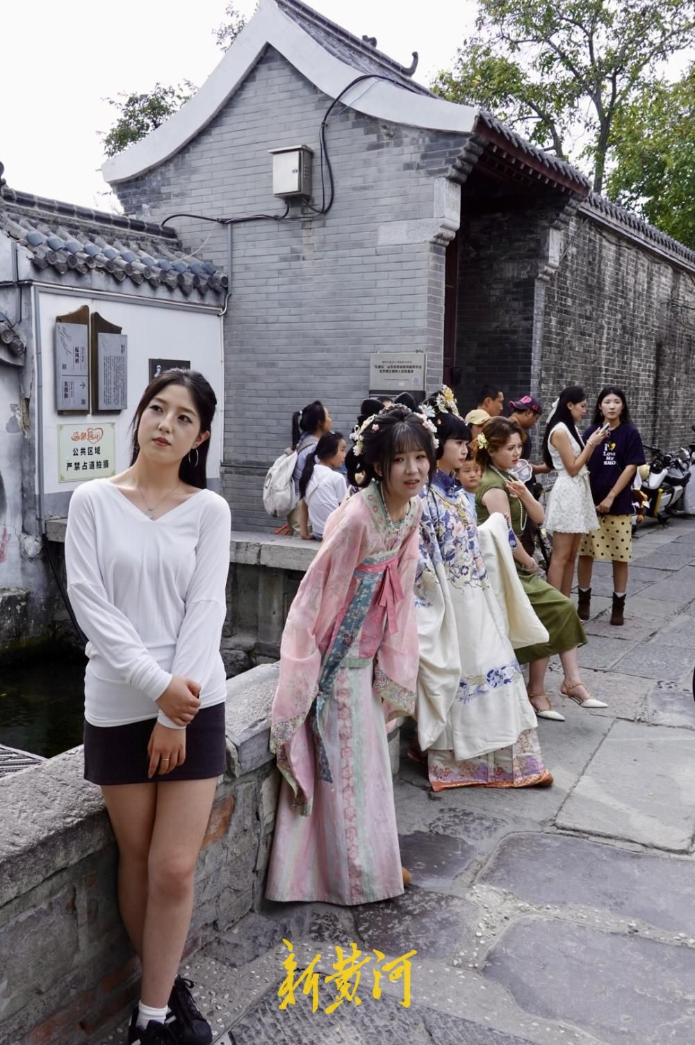 中秋假期后旅游热度不减，济南起凤桥街游客排队打卡