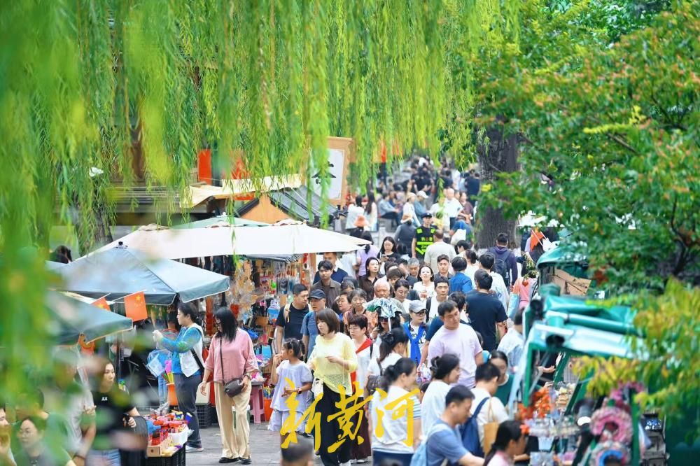济南环城公园泉水市集点亮泉畔中秋
