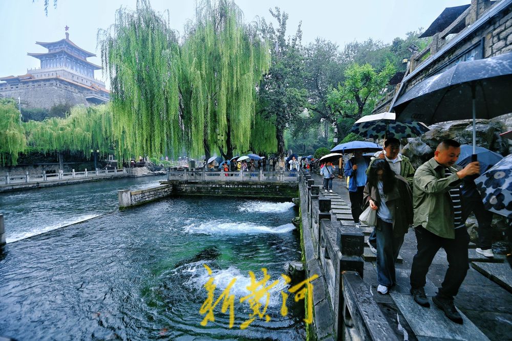 黑虎泉水位创有水文记录以来新高，泉水溢出洞口汇聚成溪引游人惊叹