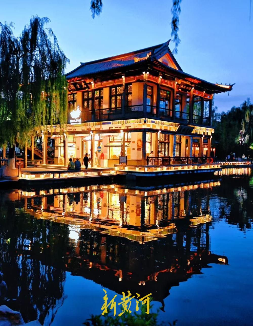 夜游龙潭赏清泉，古阁流光醉泉城