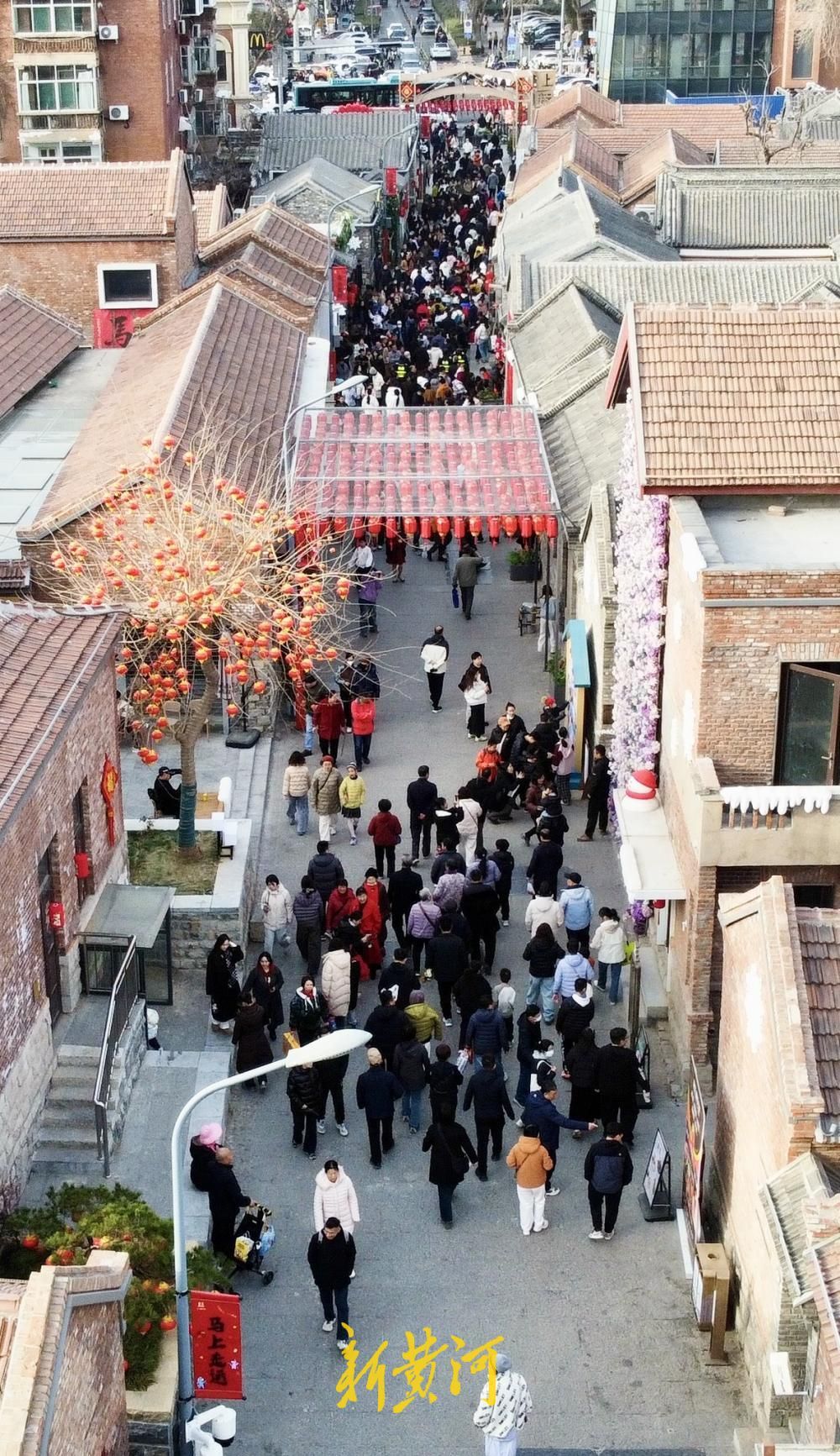 百年上新街迎来新春旅游热，游客漫步老街寻味古韵