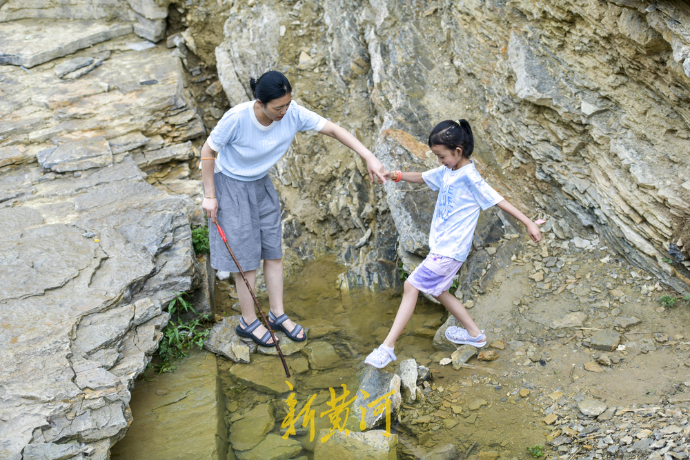 清泉石上流！雨后佛峪沟成戏水觅清凉的好去处
