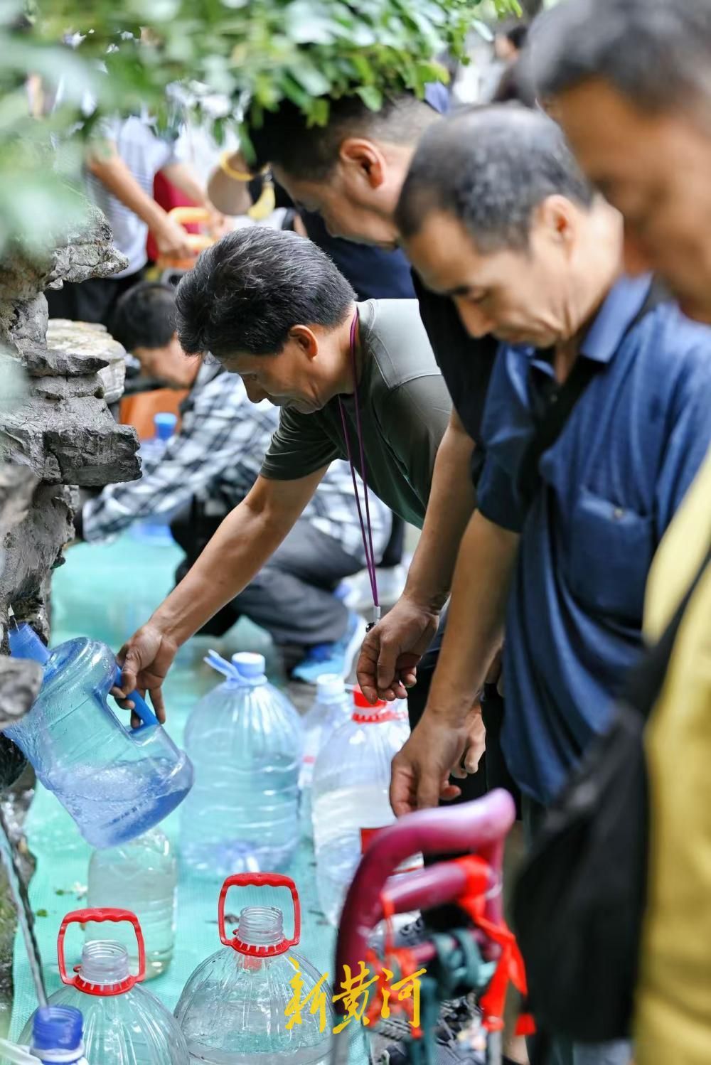 泉甘引客来  中秋假期济南护城河畔游人扎堆取水品清泉