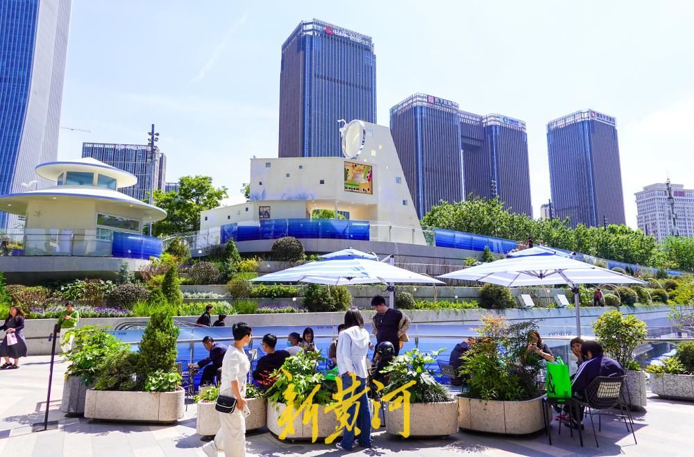 五一消费旺季将至  泉城商圈“吹”来海洋度假风