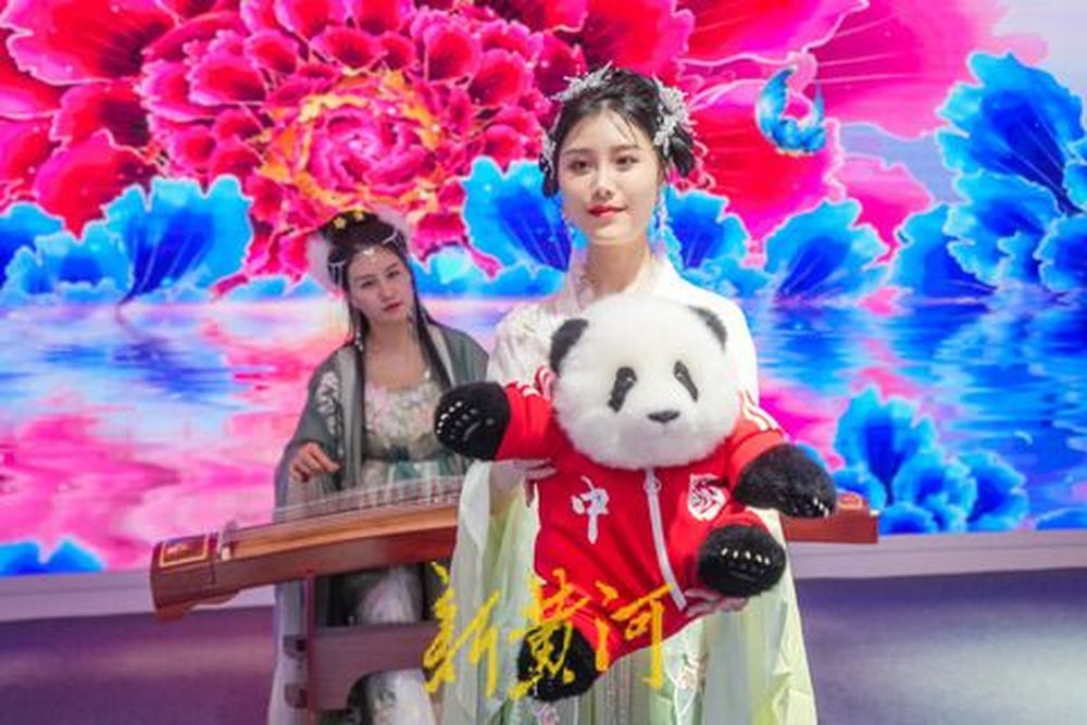 想rua！花花、和叶、萌兰“三大顶流”齐聚济南