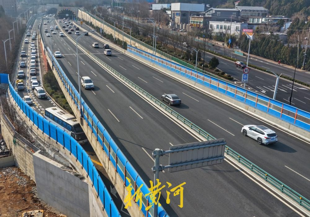 “微创手术”破解堵点，济南旅游路二环东路交叉口新增专用右转车道