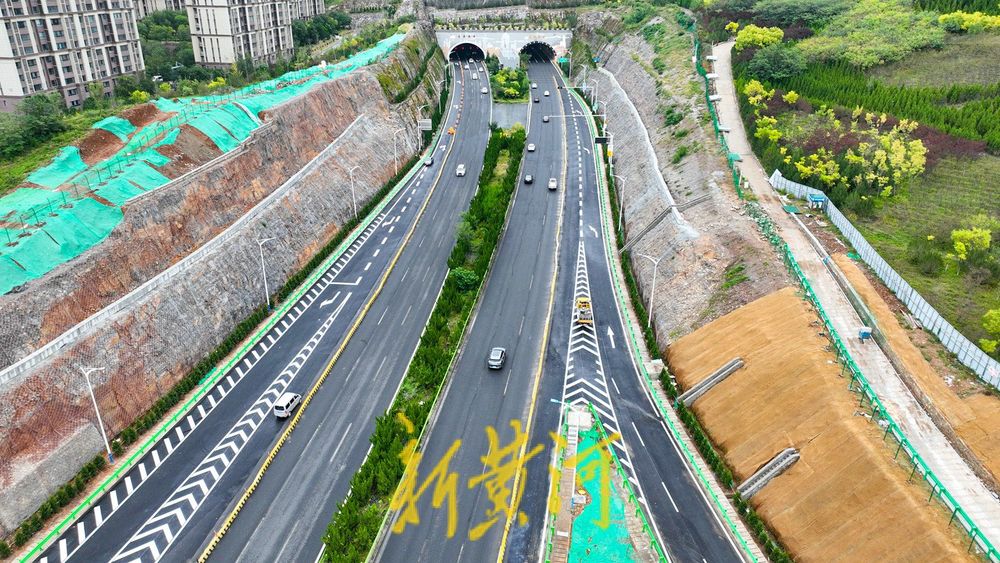 济南龙鼎立交枢纽道路上新装 配套新建龙鼎大道首个地下通道  