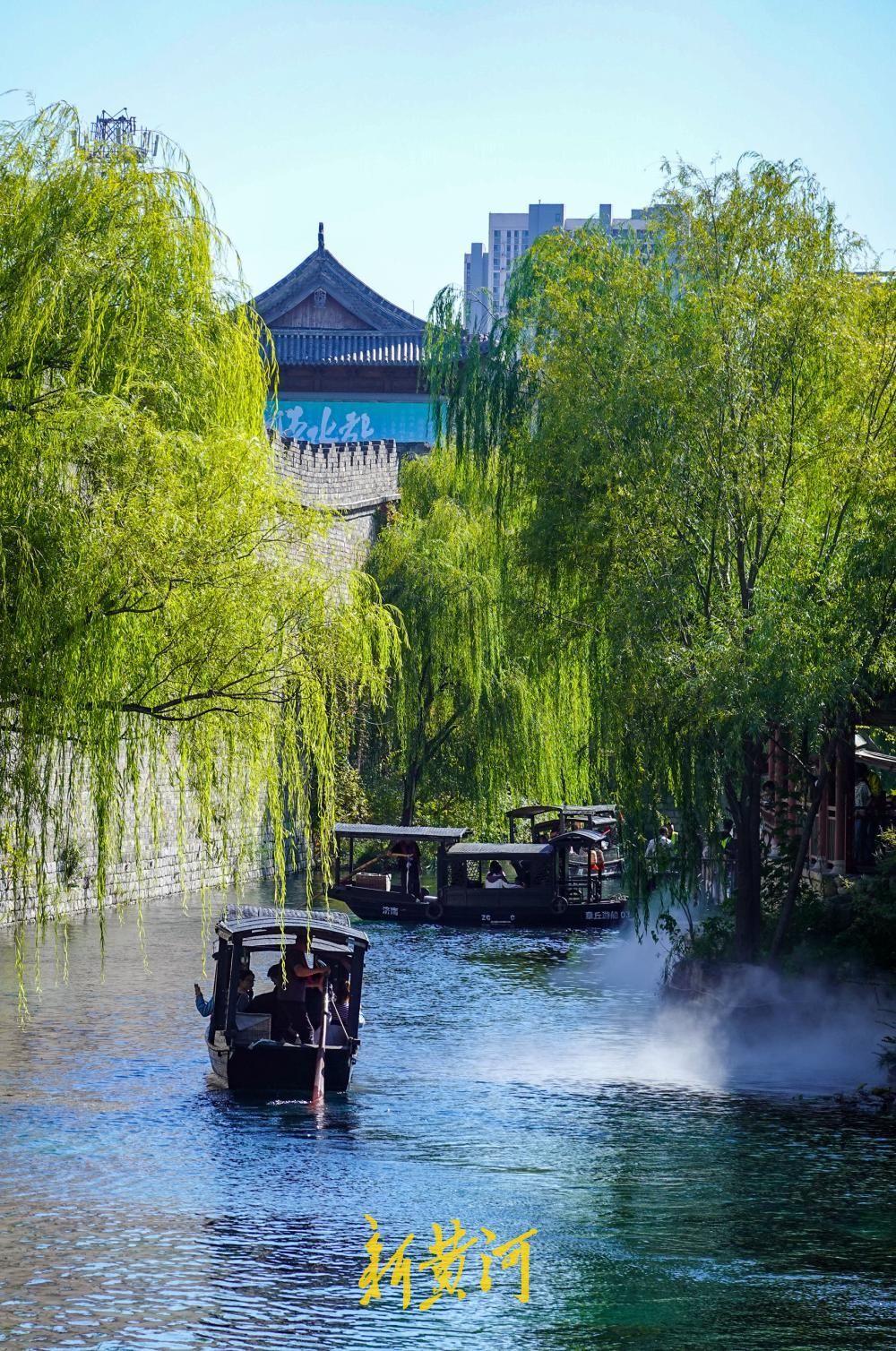 船在画中游！明水古城摇橹船成国庆假日流动风景线