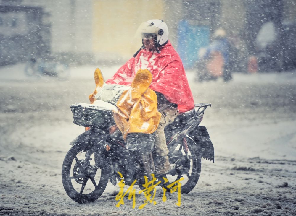 泉城暴雪如约而至 市民冒雪前行