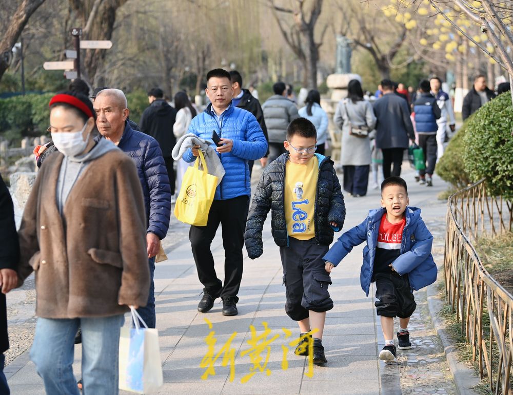 气温回暖春意浓 遛娃踏青好时光