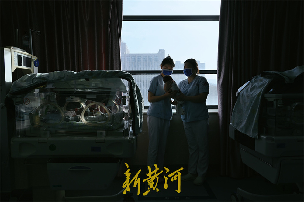 跨年夜，新生儿重症监护室护佑“新生”