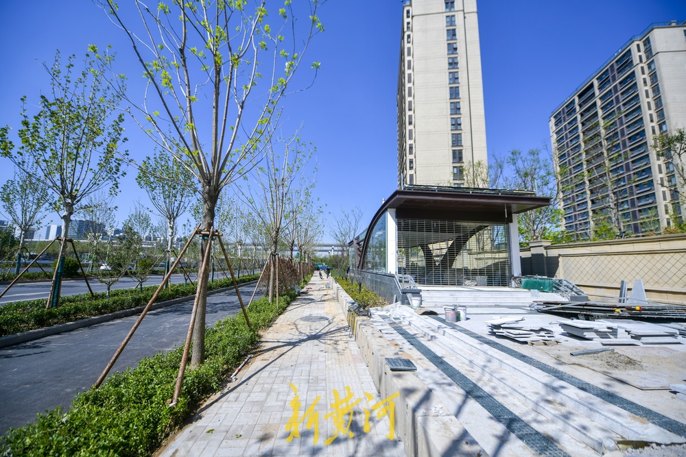 拆围挡露全貌，济南地铁4号线这一站口周边恢复绿化交通  