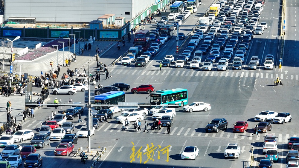 临近岁末消费高峰季，济南商圈客流车流量均增加  