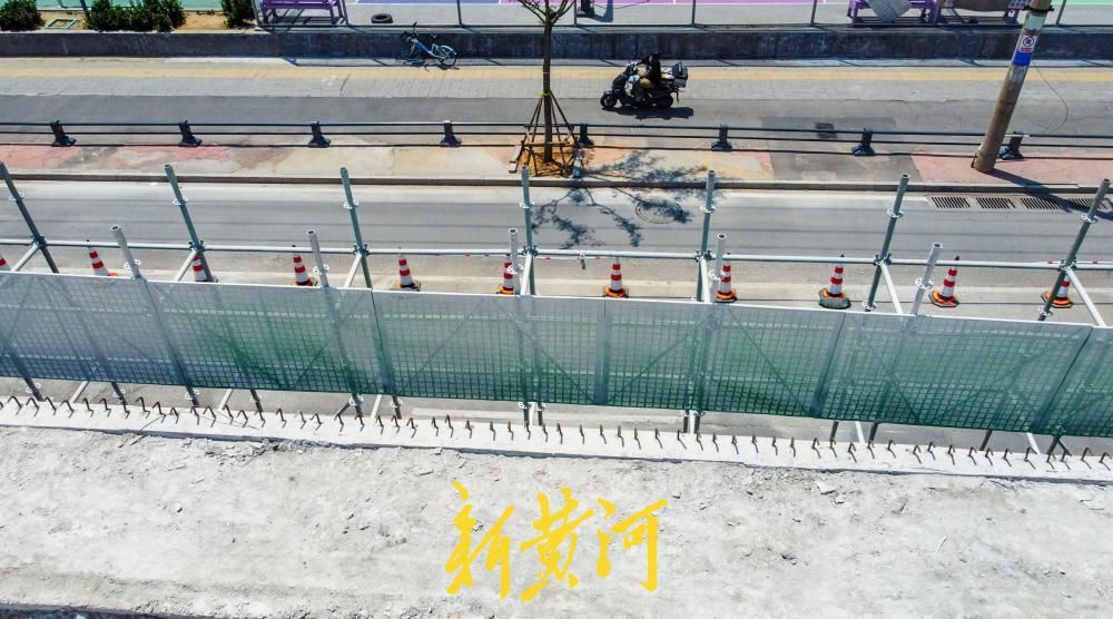 济南纬二路跨铁路天桥原路面清除 护栏分段拆除更换