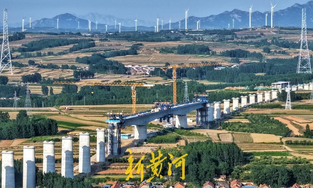 潍宿高铁至青岛连接线跨齐长城连续梁顺利合龙，工程建设与文物保护双赢