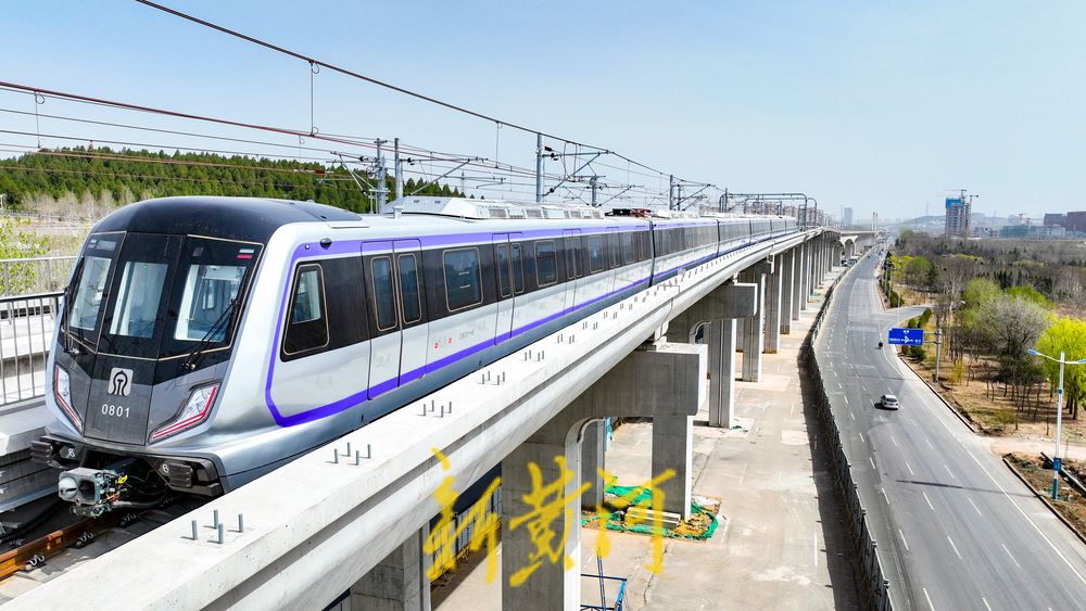 轨道交通8号线首列车“上线”