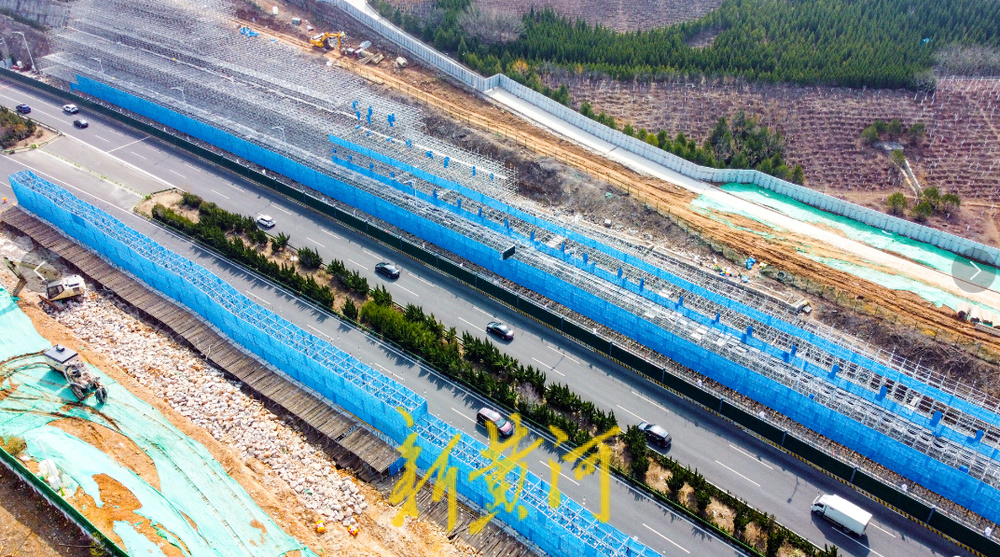 龙鼎立交桥首梁现身 借助山体架设新桥