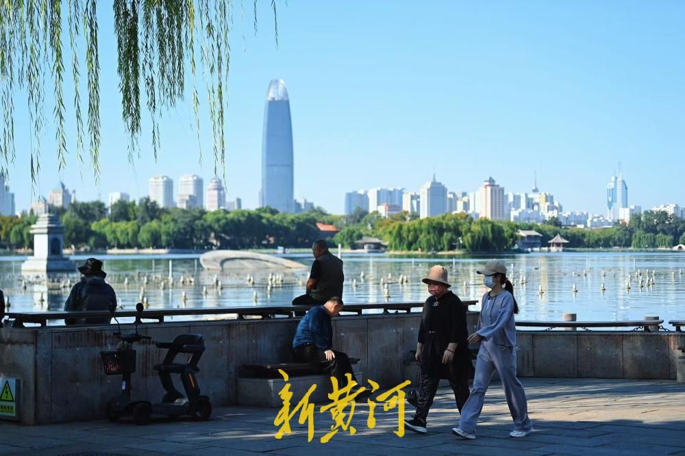 秋暖泉城，明湖晴空揽游人