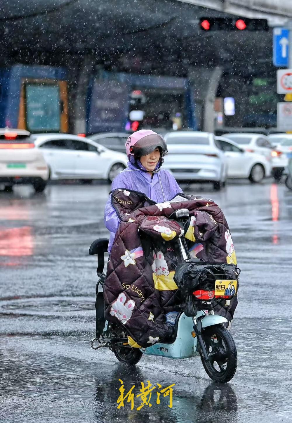 济南晚高峰遇降雨 市民骑行赶路步履匆匆