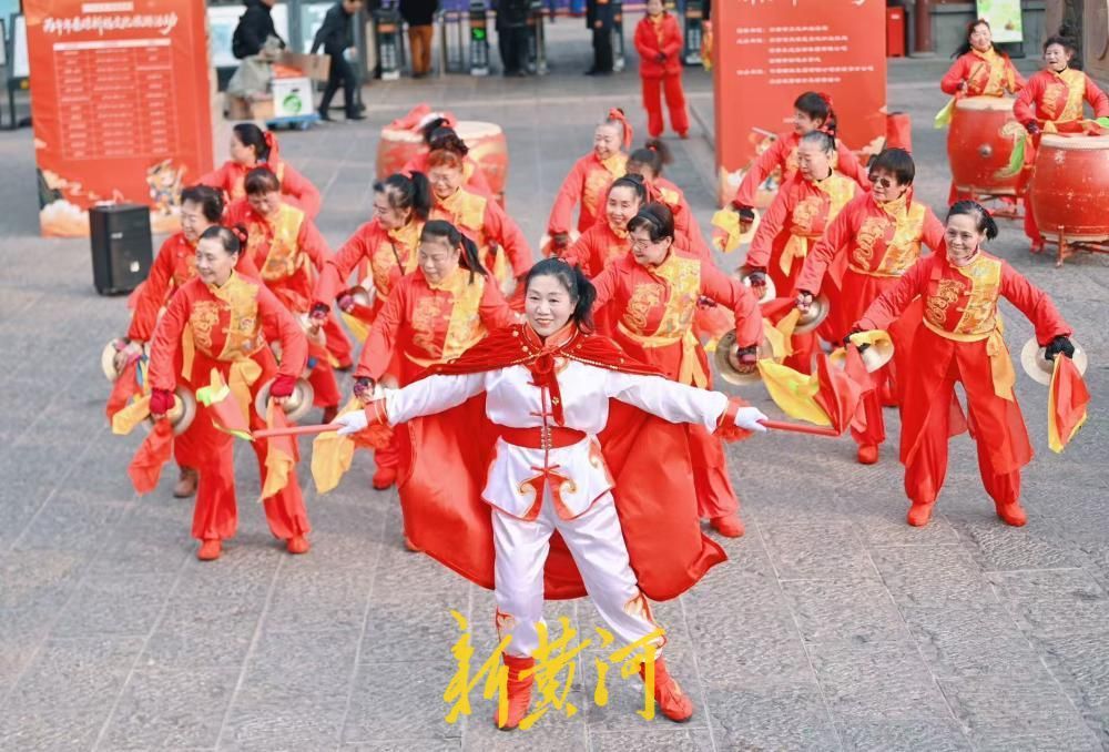 五龙潭泉畔 锣鼓喧天迎新春