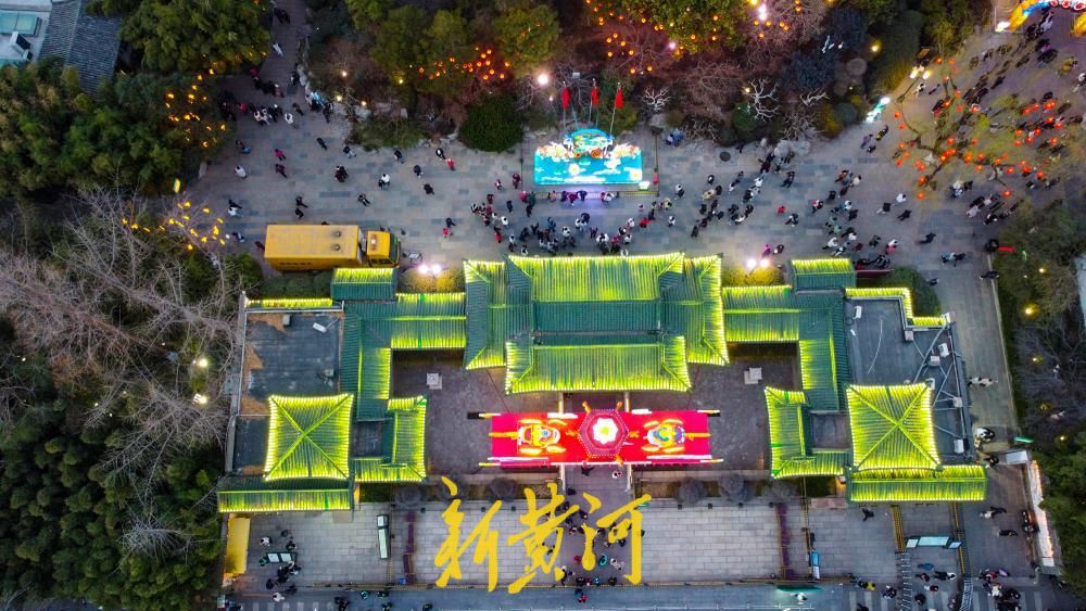 迎春花灯会迎来赏灯高峰，传统灯艺与名士文化交融，点亮泉城夜空