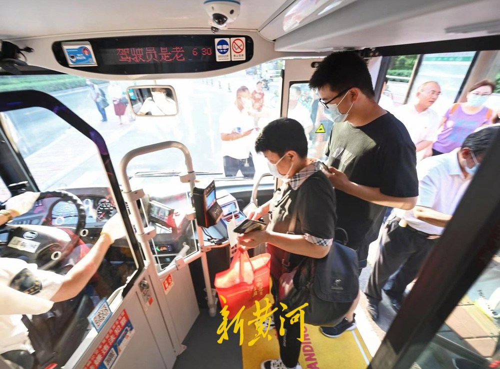 出站！泉城双层巴士“红奔奔”正式运营，你有哪些双层巴士记忆？