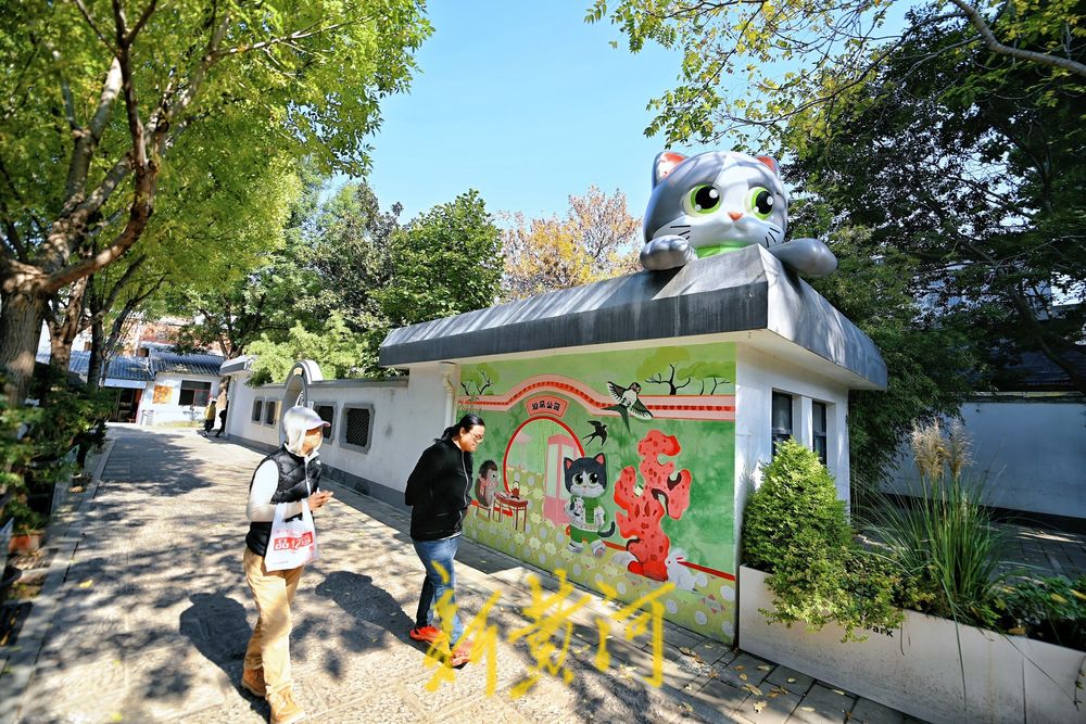 中山公园 “灰灰喵”卡通造型亮相引游客打卡