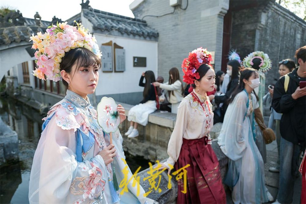 济南这座最短的桥人气持续火爆，簪花姑娘争相拍照体验穿越之美