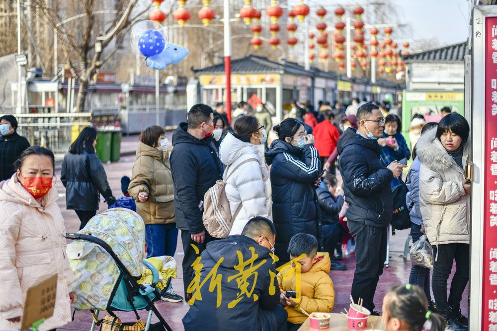 【我们的节日·春节】新春期间，济南一夜市变“庙会”，美食街开启“爆肚”模式
