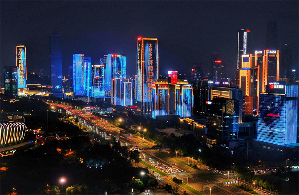 经十路两侧，灯光点亮2025济南国际泉水节