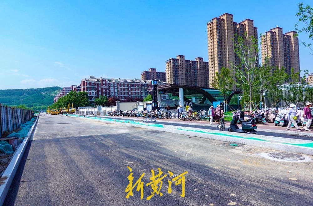 腊山河西路南延段部分围挡拆除，地铁4号线站点门前“豁然开朗”