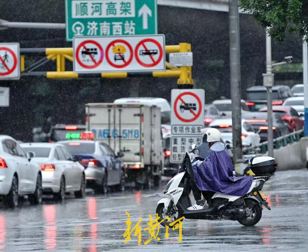 济南晚高峰遇降雨 市民骑行赶路步履匆匆