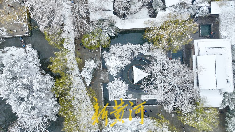 泉涌雾漫雪覆亭，雪后趵突泉诗意浓