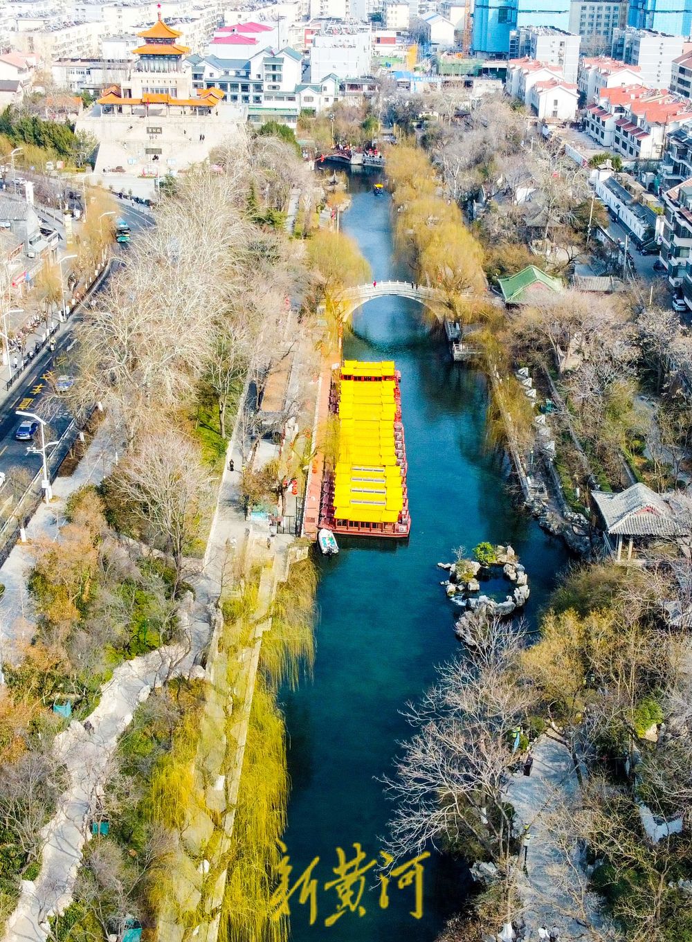 垂柳泛绿与碧水相伴，济南护城河春色渐浓