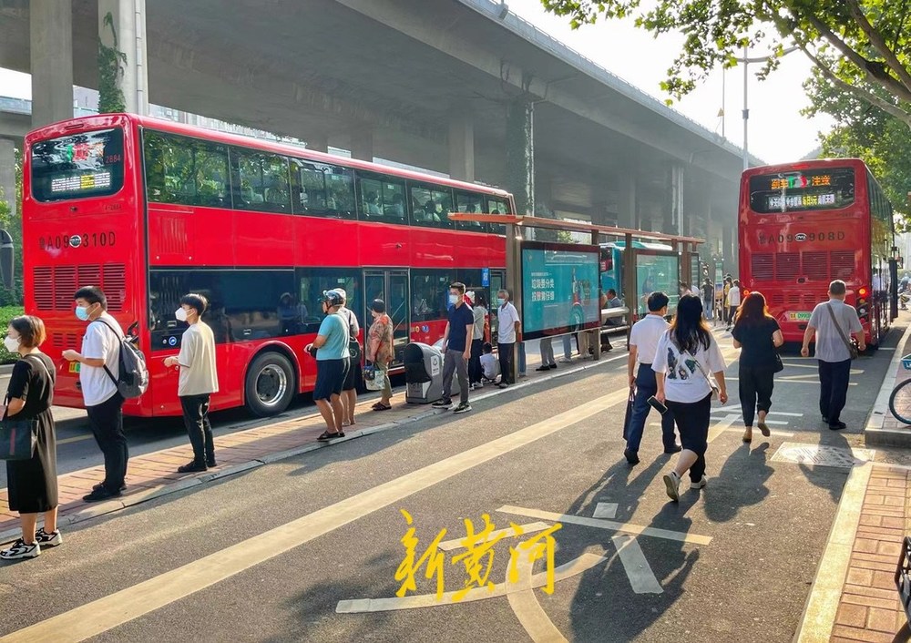 出站！泉城双层巴士“红奔奔”正式运营，你有哪些双层巴士记忆？