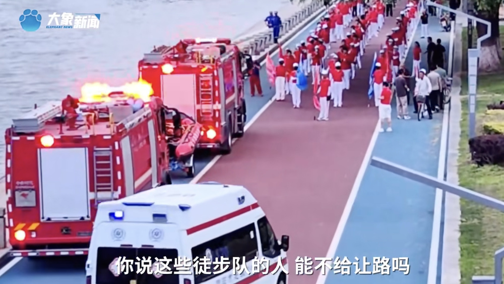 暴走团群主回应阻碍消防救护车通行：车辆属于备勤状态，就一分钟，想让队员先过去