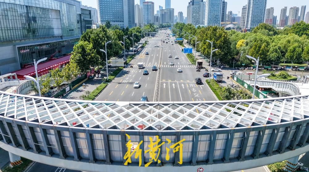 “新月”空中飞架，济南工业南路新增过街天桥初具规模