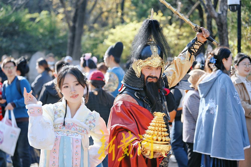 泉城千佛山上，千人汉服巡游展国风