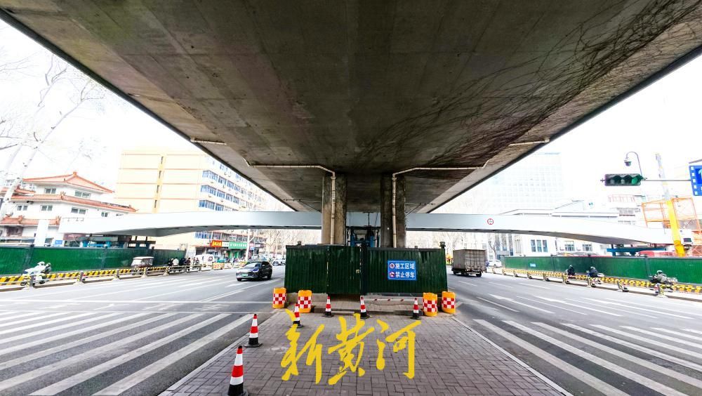 济南二环东路新建过街天桥主体吊装到位