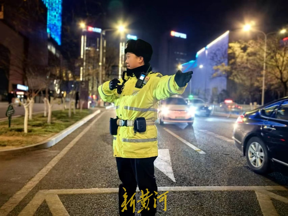 跨年夜里的“守夜人”，济南交警深夜坚守岗位