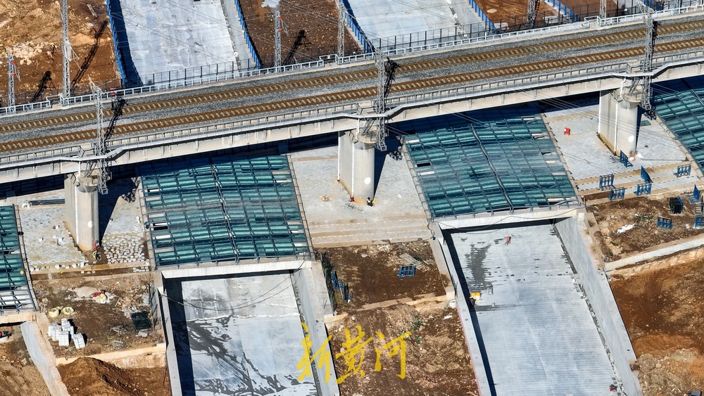 济南铁路框架桥上首次安装透明遮雨棚