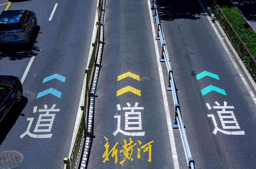 齐鲁医院附近交通标识升级，三色箭头对应入院、接送与过境通道