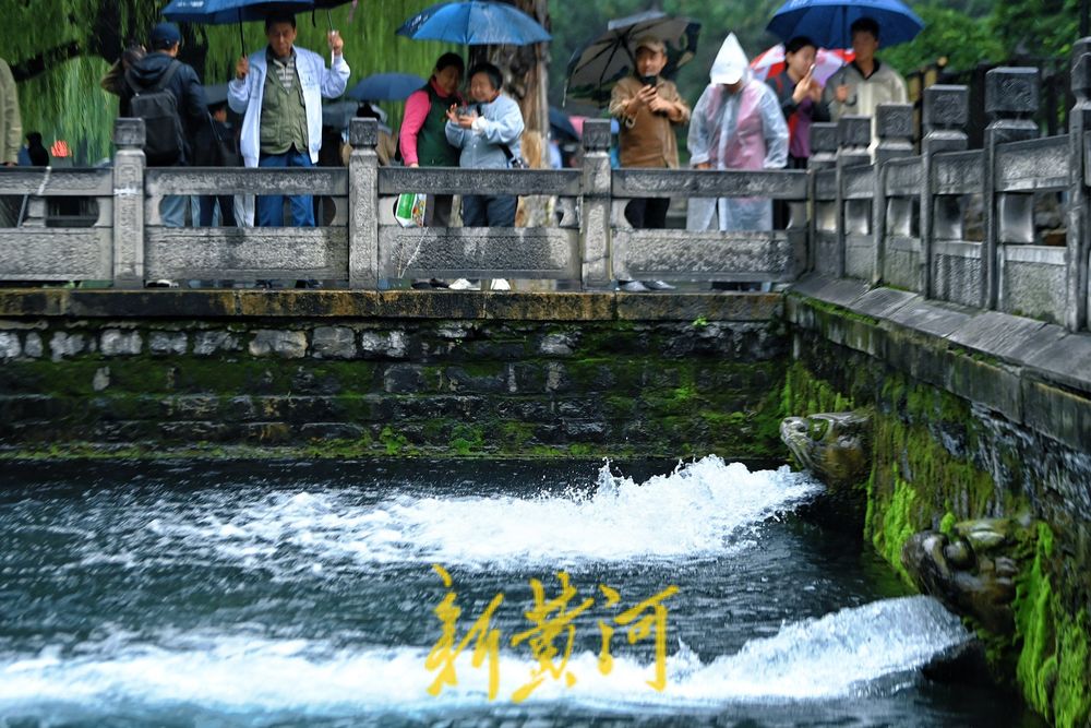 黑虎泉水位创有水文记录以来新高，泉水溢出洞口汇聚成溪引游人惊叹